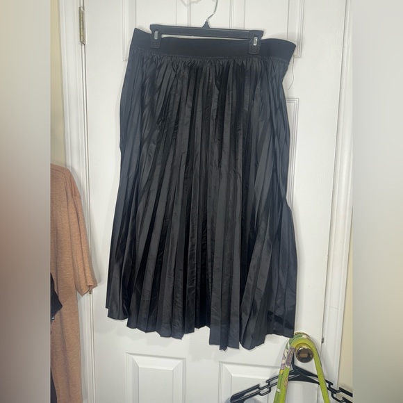 Mossino Dresses & Skirts - Elegant Black Pleated Light Weight Skirt by Mossimo